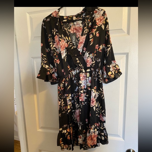Boohoo brand - pretty black floral dress - Picture 3 of 8